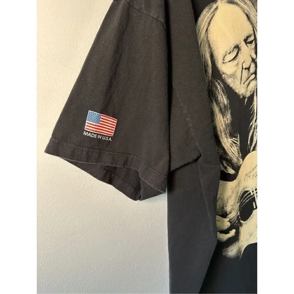 Willie Nelson black short sleeve graphic tee playing guitar size 2XL. #10-1442
